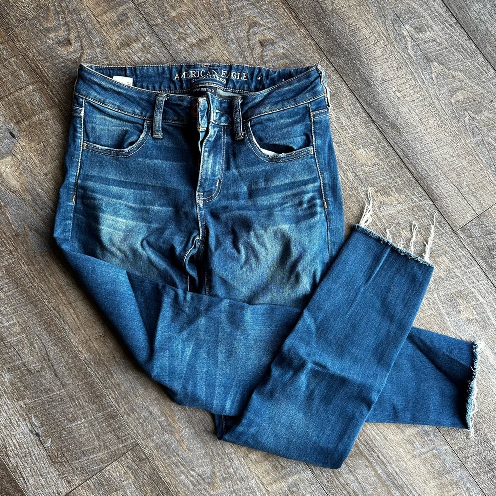 American Eagle Outfitters Women's Distressed Blue Cropped Jeans Raw hem